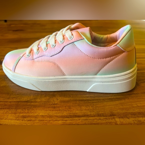 Journee Collection Jennings Pastel Shoe NIB - Picture 2 of 6